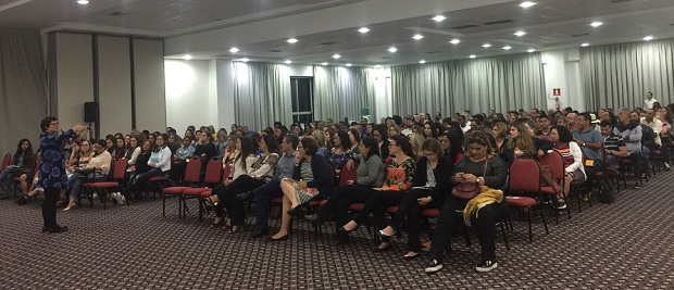 a coordenadora geral da Educação Integral e Integrada na SEE, Cecília Resende, destaca a importância desses projetos para a juventude do Estado. Foto: Franciele Xavier (ACS/SEEMG)